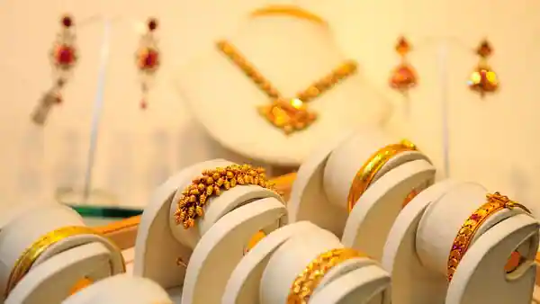 Rules for keeping gold at home: महिलाएं घर में रख सकती हैं कितना सोना , क्या बेचने पर सरकार को देना होगा टैक्स? जानिए क्या हैं नियम
